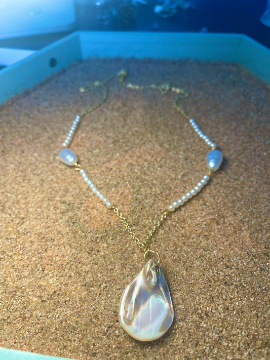 Mother of the pearl gold necklace