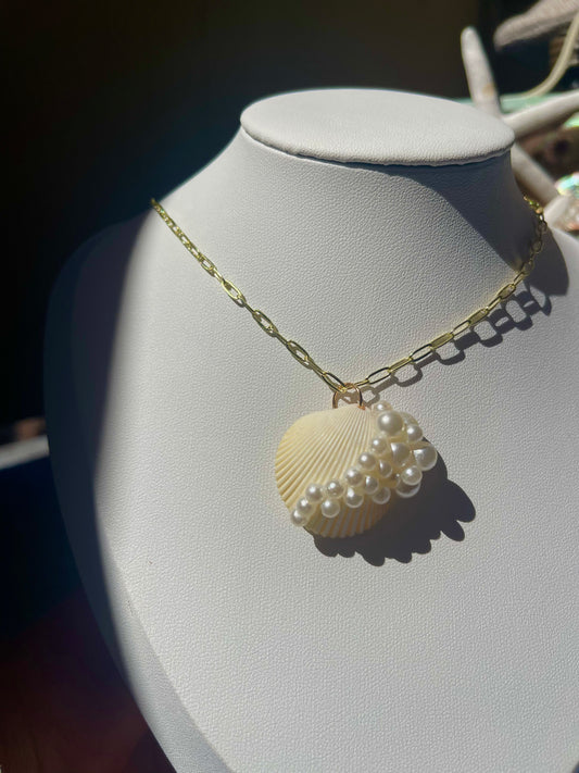 Seashell and pearl Gold necklace