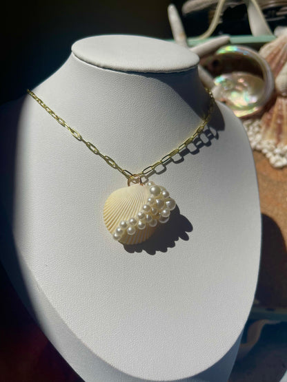 Seashell and pearl Gold necklace