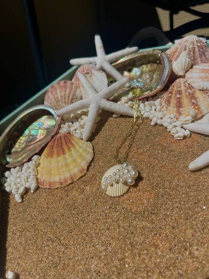 Seashell and pearl Gold necklace