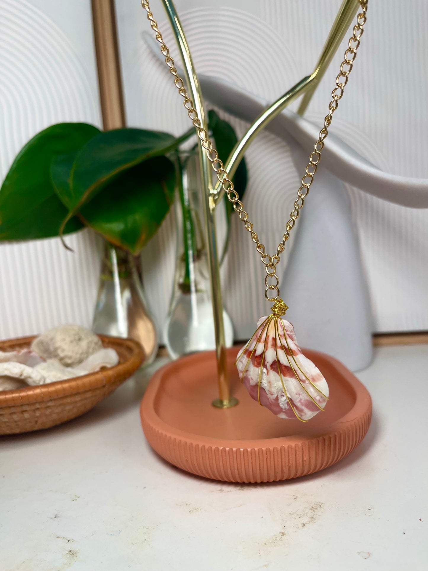 Maroon Cats Paw Seashell Gold Necklace