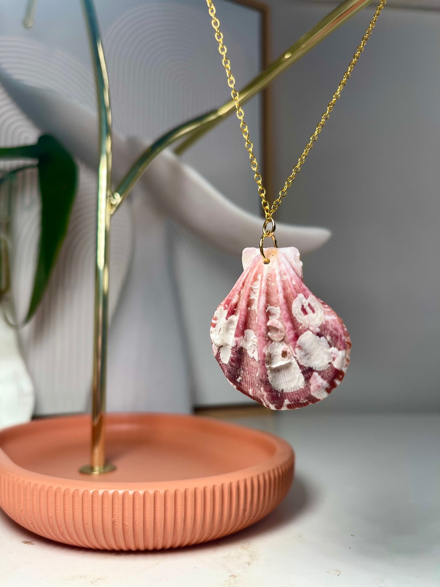 Maroon And White Cats Paw Seashell Gold Necklace