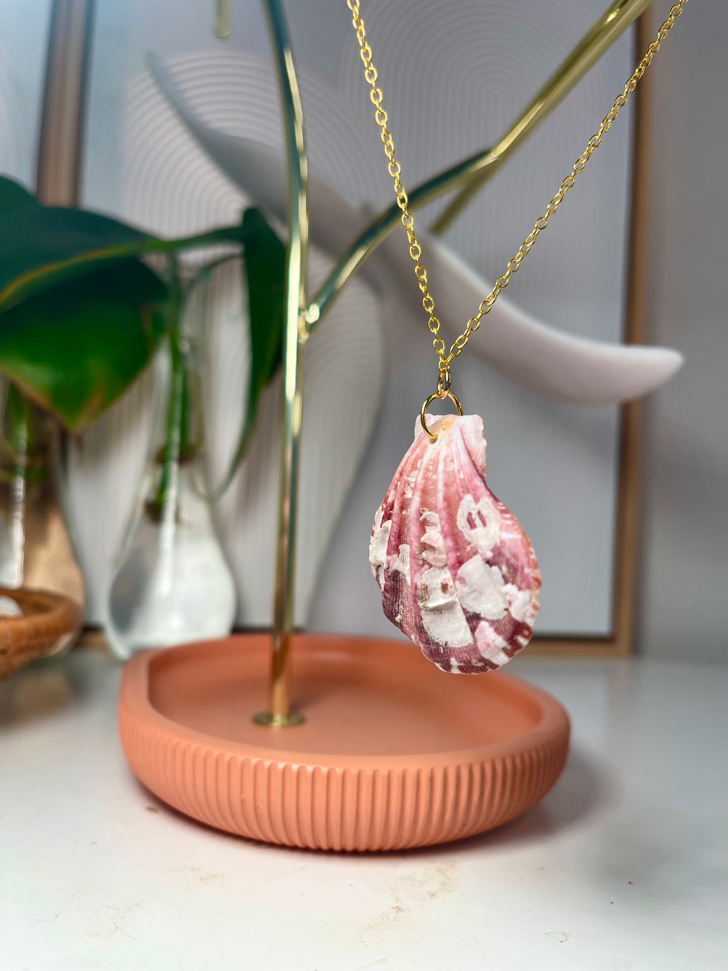 Maroon And White Cats Paw Seashell Gold Necklace