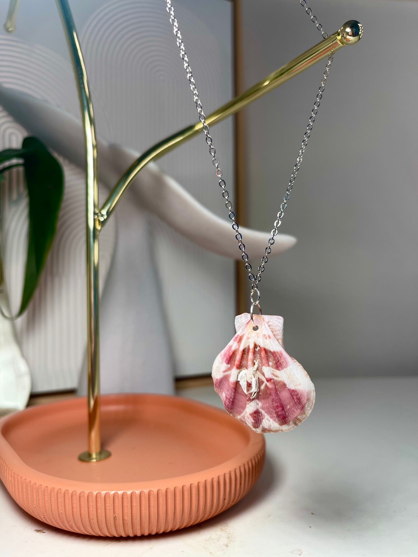 Maroon And White Cats Paw Seashell Silver Necklace